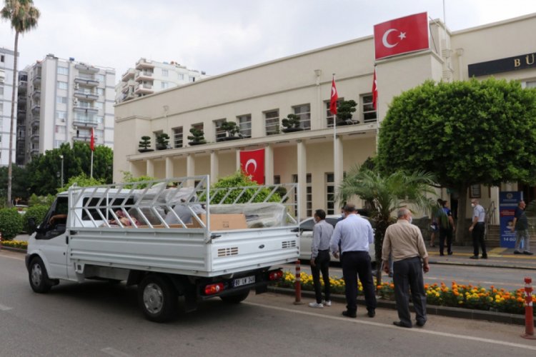 Başkan Karalar'a makam odası mobilyası hediye getiren muhtar engellendi