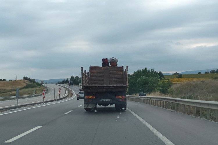 Bursa'da kamyon &uuml;st&uuml;nde tehlikeli yolculuk kamerada
