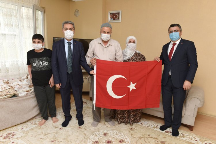 Bursa Yıldırım Belediye Başkanı Yılmaz, şehitlerin emanetlerini yalnız bırakmıyor