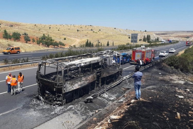 Yolcu otob&uuml;s&uuml; yanarak k&uuml;le d&ouml;nd&uuml;
