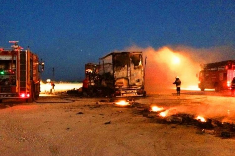 Kargo y&uuml;kl&uuml; tır alev alev yandı