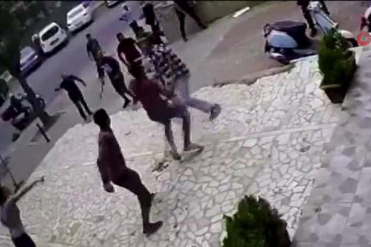 Sokak ortasında bı&ccedil;aklı sopalı kavga kamerada