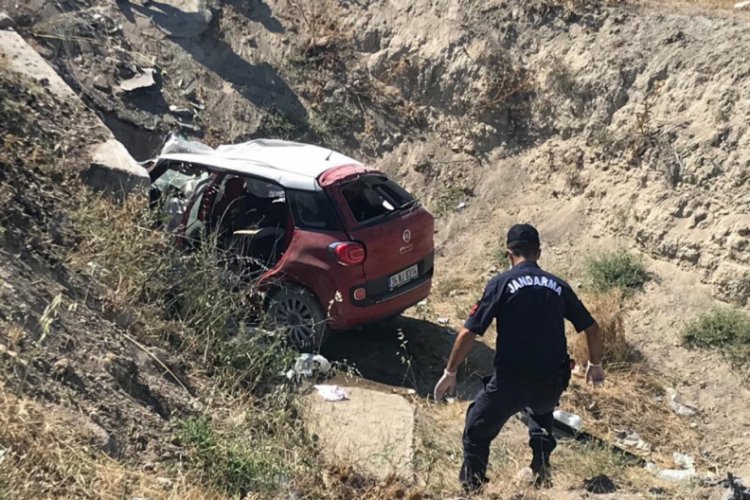 Otomobil şarampole devrildi: 3 &ouml;l&uuml;, 1 yaralı