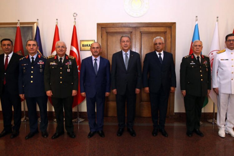 Bakan Akar'dan &ouml;nemli g&ouml;r&uuml;şmeler: Komutanları kabul etti