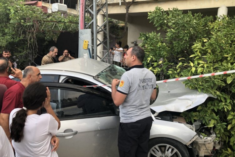 Kaldırımda y&uuml;r&uuml;rken otomobilin &ccedil;arptığı kadın hayatını kaybetti