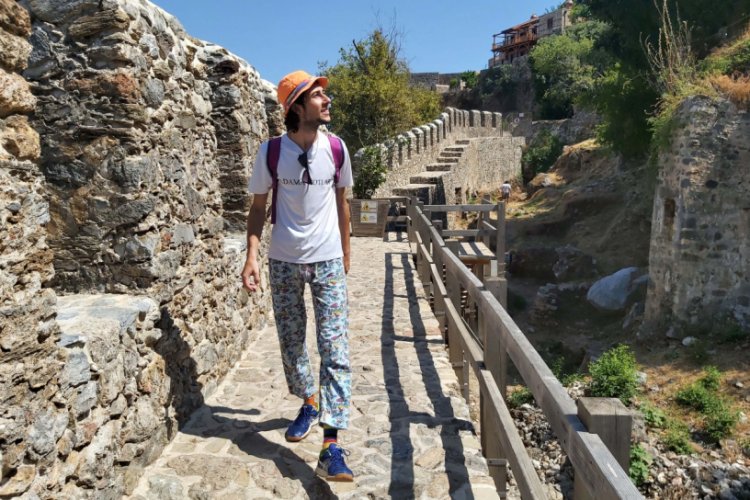 Otostop &ccedil;ekip, pijamayla d&uuml;nyayı geziyor