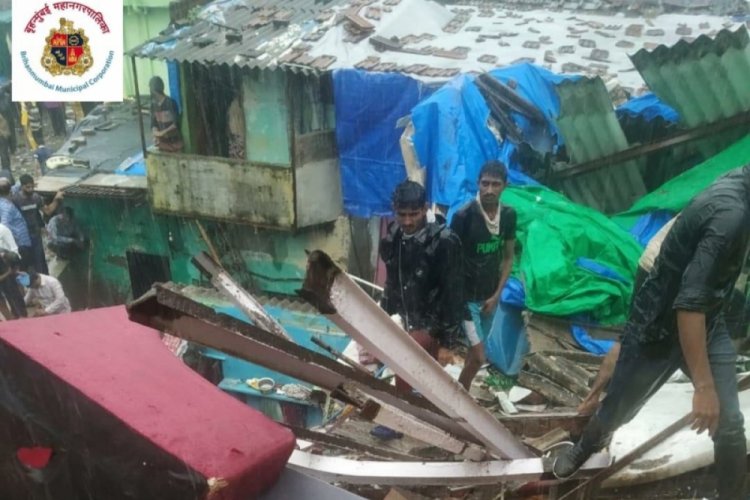 Hindistan'da şiddetli yağışlar nedeniyle 2 bina çöktü