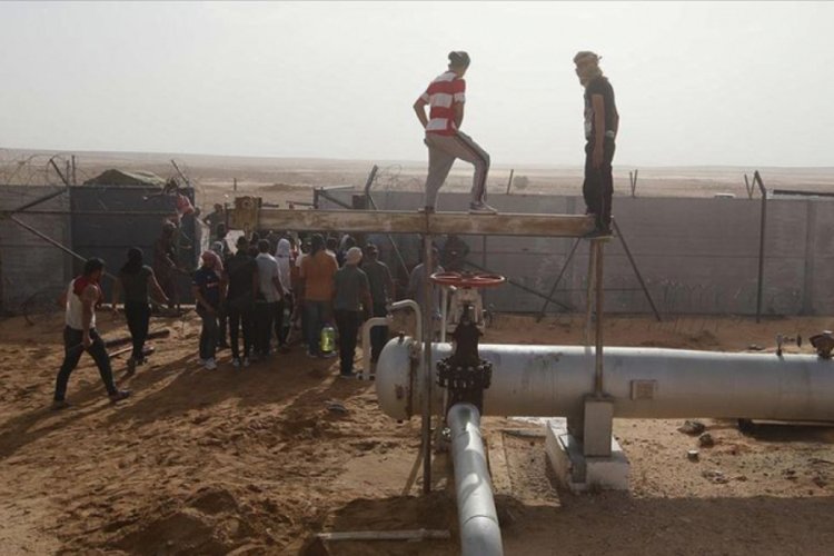 Tunus'un Tatavin vilayetinde göstericiler petrol pompa istasyonunu kapattı
