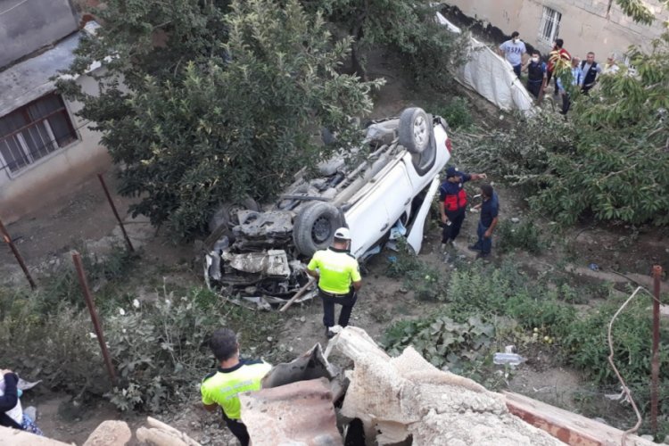 Hakkari'de bir ara&ccedil; şarampole yuvarlandı