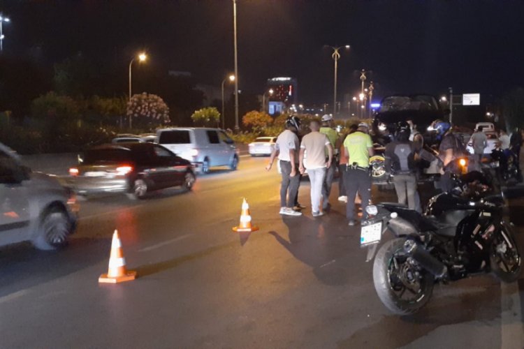 Motosiklet s&uuml;r&uuml;c&uuml;s&uuml;ne &ccedil;arpan s&uuml;r&uuml;c&uuml; otomobilini bırakıp ka&ccedil;tı