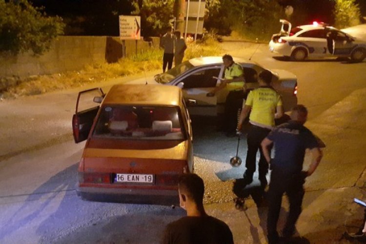 Bursa'da 2 ara&ccedil; &ccedil;arpıştı, korkudan bayılan kazazedenin kafası yarıldı