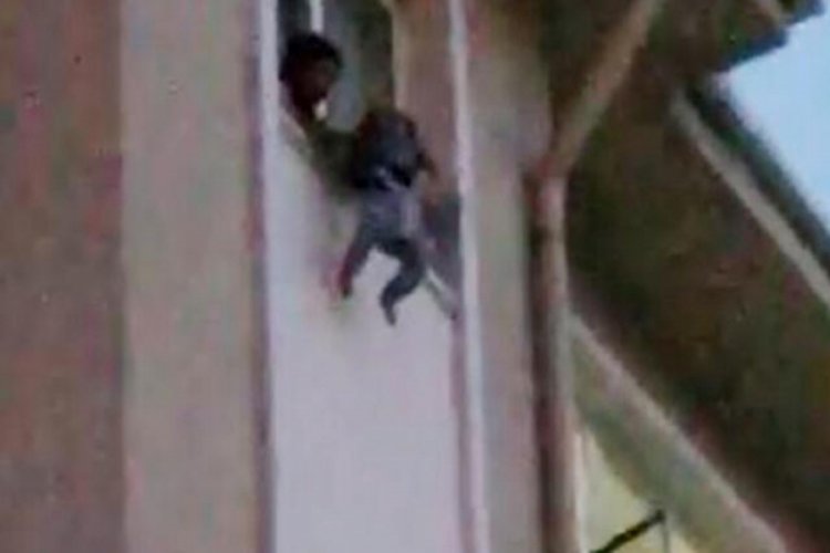 &Ccedil;ocuğunu sarkıtıp 'atayım mı' diye bağırdı