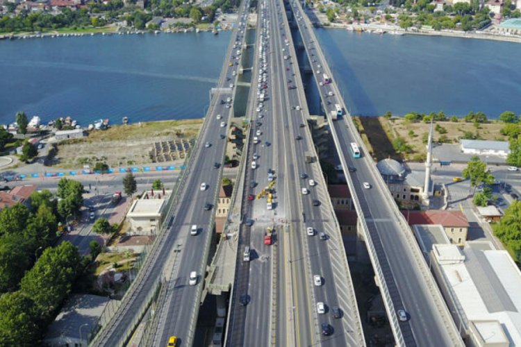 Hali&ccedil; K&ouml;pr&uuml;s&uuml;'nde bir ay s&uuml;recek yol &ccedil;alışması başladı