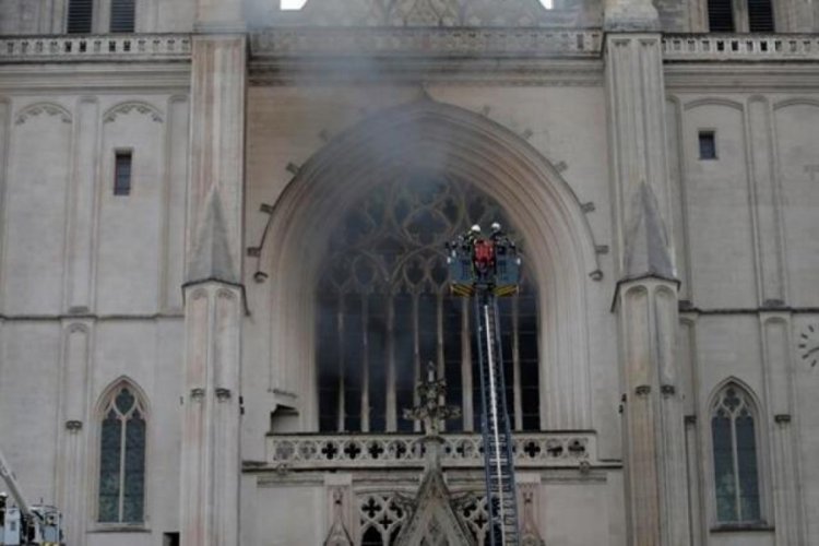 Fransa'da b&uuml;y&uuml;k katedral yangını