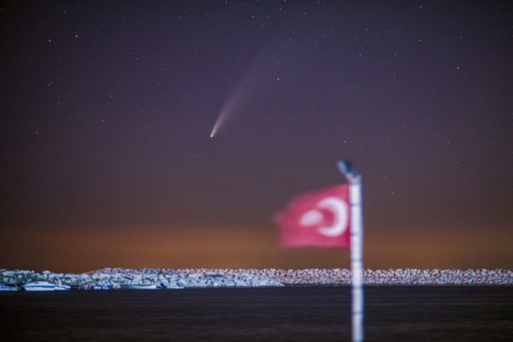 Neowise kuyruklu yıldızı, Bursa'da T&uuml;rk bayrağı ile aynı karede fotoğraflandı