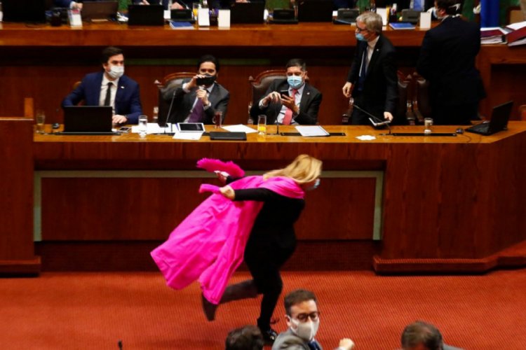 Pembe pelerinle bir anda koşmaya başlayan milletvekili şaşırttı