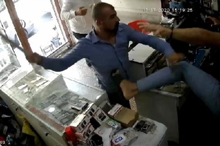İş yeri sahibinin sopalarla d&ouml;v&uuml;lme anı kamerada