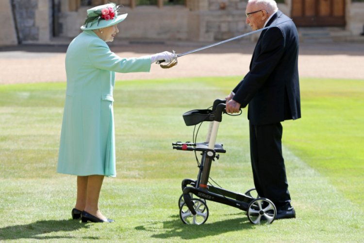 İngiltere Krali&ccedil;esi Elizabeth, 100 yaşındaki Y&uuml;zbaşı Tom'u ş&ouml;valye ilan etti