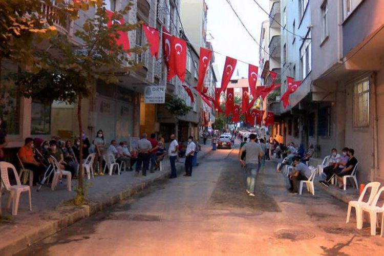Şehit olan polisin sokağını T&uuml;rk Bayrakları ile donattılar