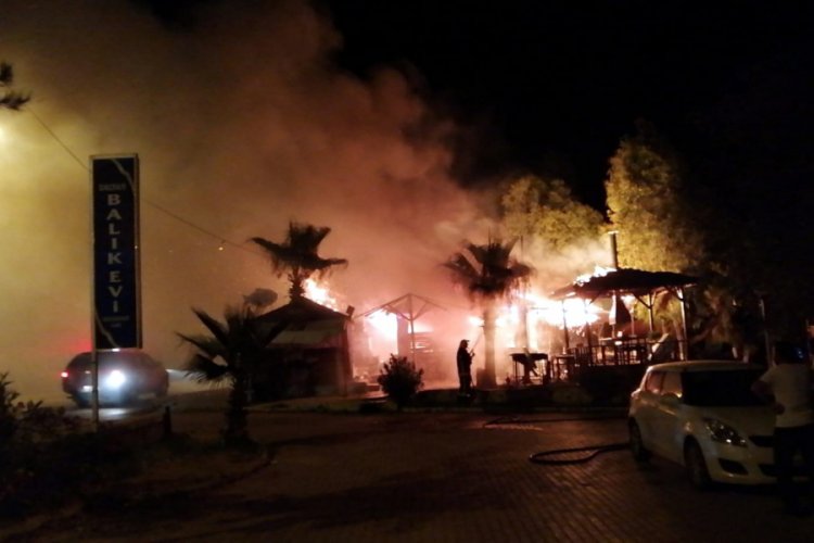&Ccedil;ıkan yangında restoran k&uuml;l oldu