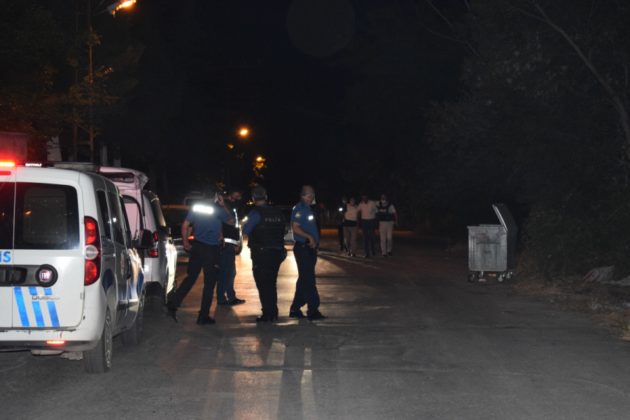 T&uuml;rbeye ziyareti yapanların &uuml;zerine t&uuml;fekle ateş a&ccedil;ıldı: 2 yaralı