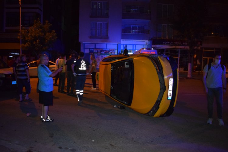 Devrilen otomobilden burnu bile kanamadan &ccedil;ıktı