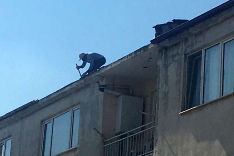 Bursa'da binanın &ccedil;atısında ustaları g&ouml;renlerin y&uuml;reği ağzına geldi