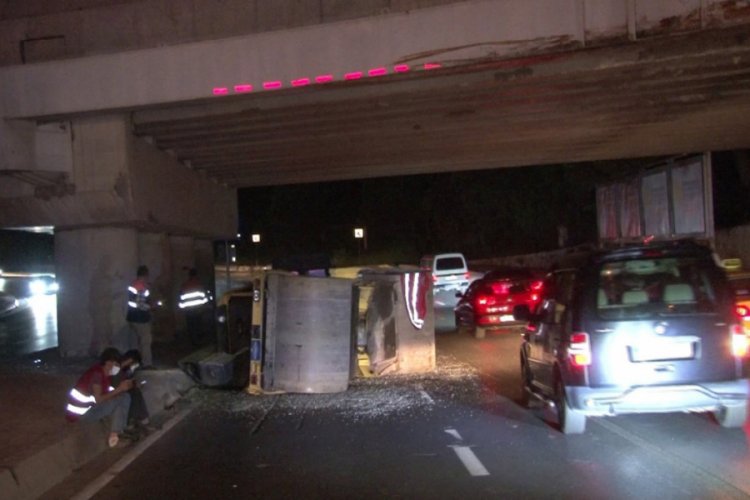 Asfalt silindiri tırın &uuml;zerinden yola devrildi