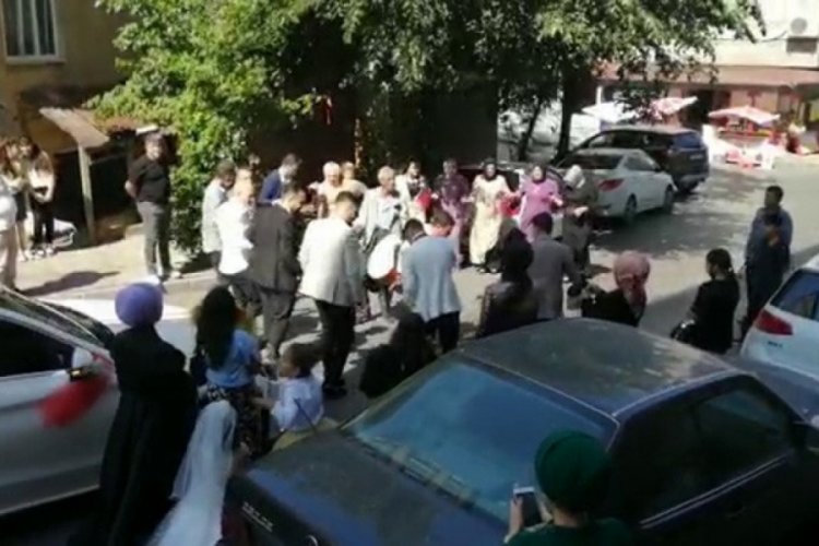 Maskesiz ve sosyal mesafesiz d&uuml;ğ&uuml;n kamerada