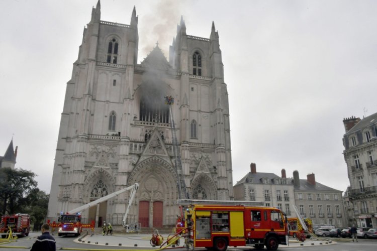Fransa'daki katedral yangınıyla ilgili bir ş&uuml;pheli g&ouml;zaltında