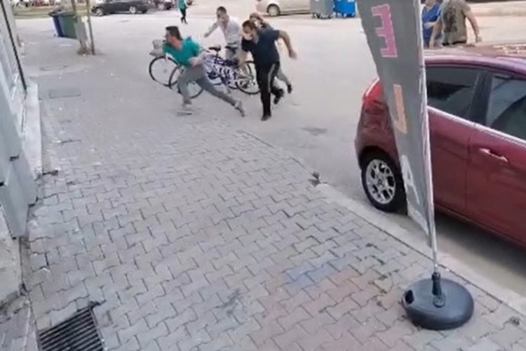 "Namusuma yan baktın" diyerek tekme tokat d&ouml;vd&uuml;ler