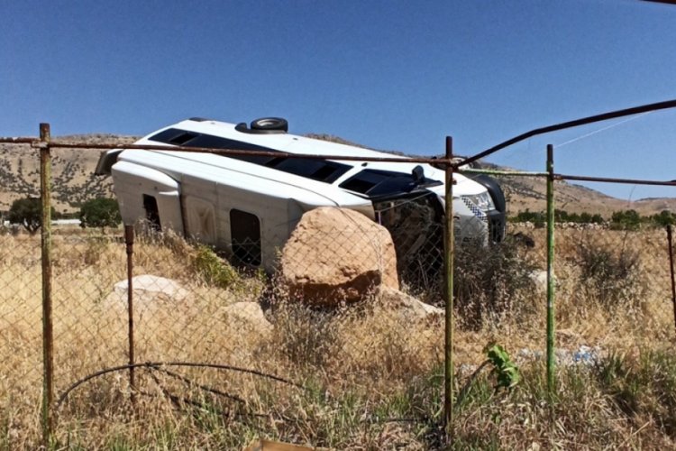 Minib&uuml;s şarampole yuvarlandı: 1'i ağır 12 yaralı