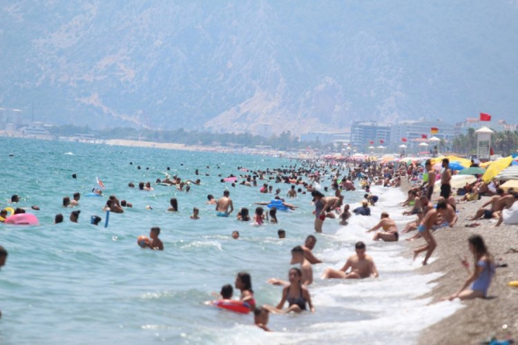 Plaja gidenler maske ve mesafe kuralını hi&ccedil;e saydı