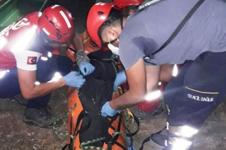 Kayalıklardan d&uuml;şen gencin cansız bedenine 12 saat sonra ulaşıldı