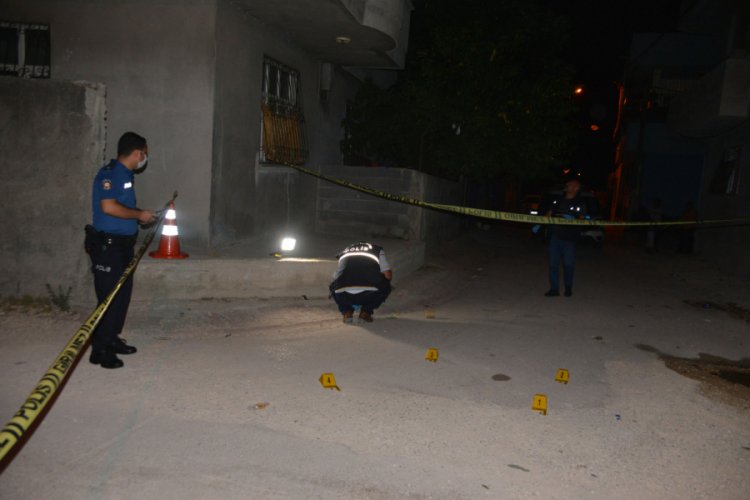 Evinin &ouml;n&uuml;nde silahlı saldırıya uğradı