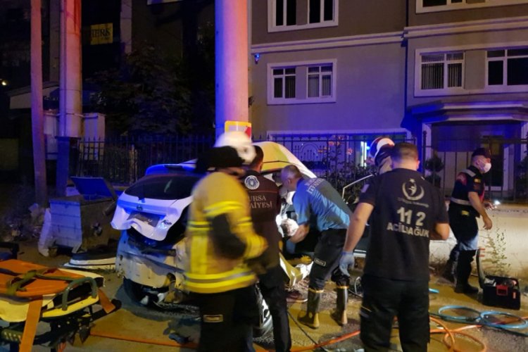 Bursa'da elektrik direğine &ccedil;arpan otomobil ikiye b&ouml;l&uuml;nd&uuml;: 3 &ouml;l&uuml;, 1 yaralı