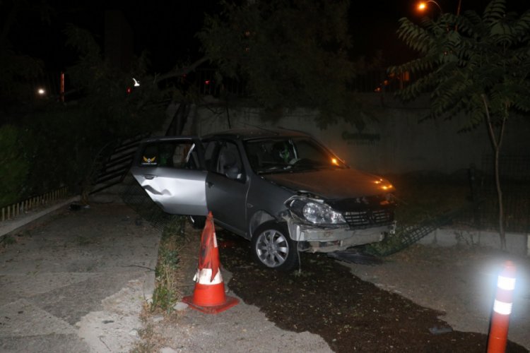 Başkent'te 2 otomobil &ccedil;arpıştı: 3 yaralı