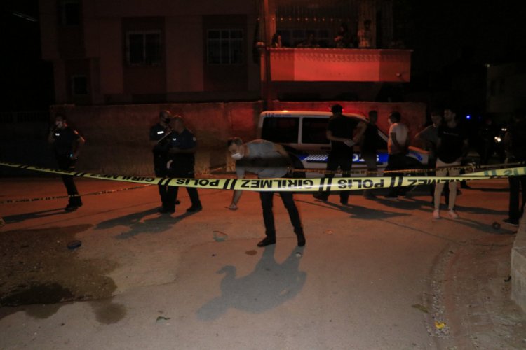 Evinin &ouml;n&uuml;nde silahlı saldırıya uğradı