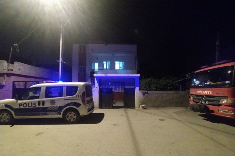 Uyuya kalan gen&ccedil; polisi ve itfaiyeyi alarma ge&ccedil;irdi