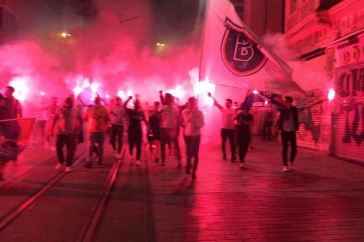 1453 Başakşehir Taraftar Grubu şampiyonluğu Taksim'de kutladı