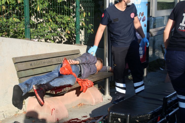Yaralı halde 1 kilometre y&uuml;r&uuml;d&uuml;, otob&uuml;s durağında yığıldı