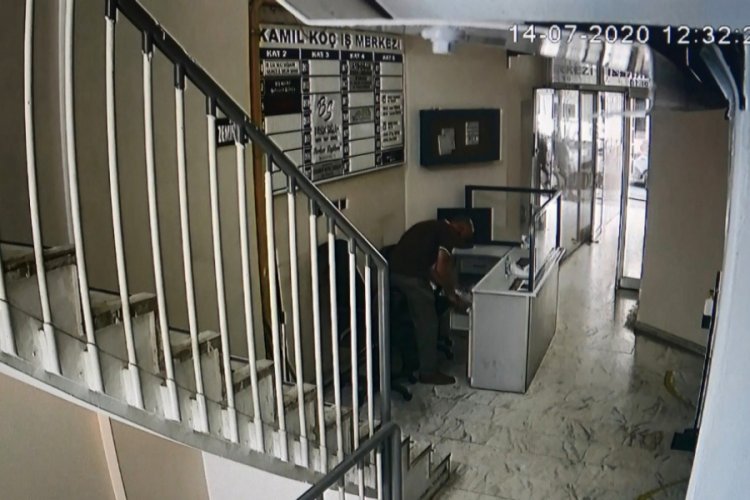 Bursa'da eliyle koymuş gibi c&uuml;zdanı alıp ka&ccedil;tı