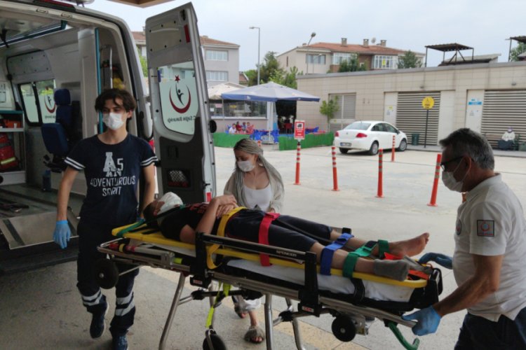 Bursa'da hava almak i&ccedil;in &ccedil;ıktığı balkondan d&uuml;ş&uuml;p, yaralandı