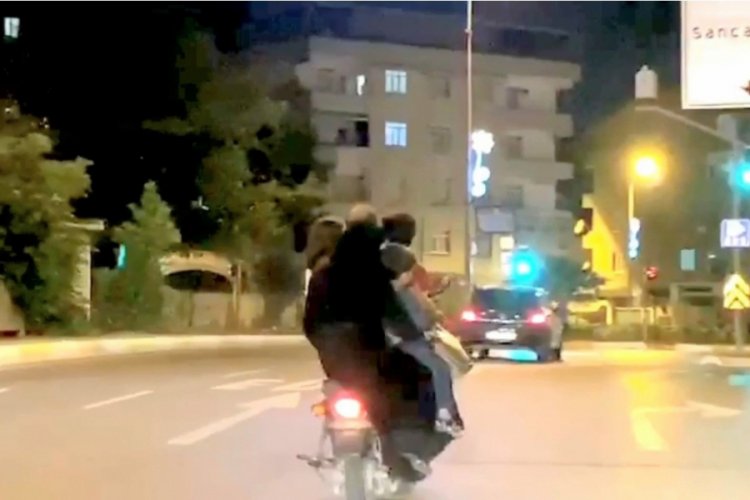 Trafikte &uuml;&ccedil; &ccedil;ocukla kasksız motosikletli yolculuk