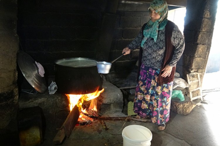 Fedakar anne g&uuml;nde 100 kilo yoğurt satarak &ccedil;ocuklarını okutuyor