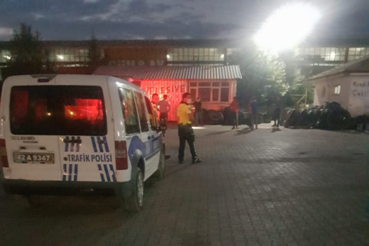 D&uuml;ğ&uuml;nden &ouml;nce kızıyla gezmesini istemediği damadını topuklarından vurdu