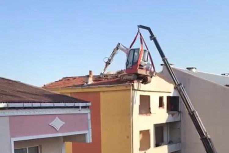 Vince bağlı iş makinesiyle tehlikeli yıkım