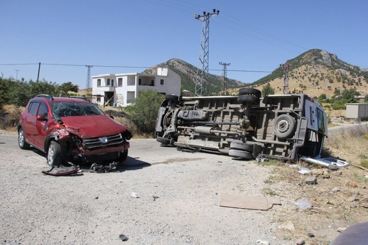 Otomobil yolcu minib&uuml;s&uuml;ne &ccedil;arptı: 3'&uuml; ağır 13 kişi yaralı