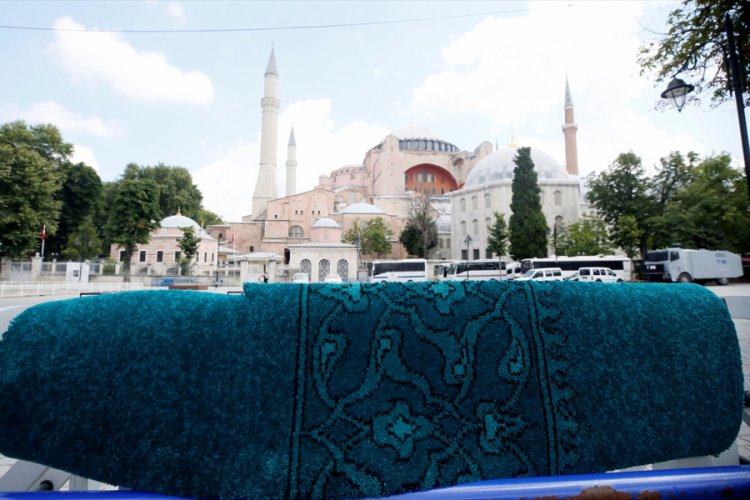 Ayasofya Camisi'nin halıları tamamen yerli y&uuml;nden &uuml;retildi