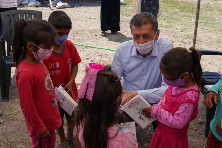 Bakan Sel&ccedil;uk'tan ziyaret ettiği tarladaki &ccedil;ocuklara 'Arkadaş' kitabı